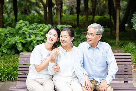 长椅上女儿陪老年夫妻聊天图片