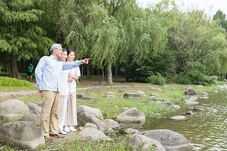 幸福一家人湖边看风景背景图片