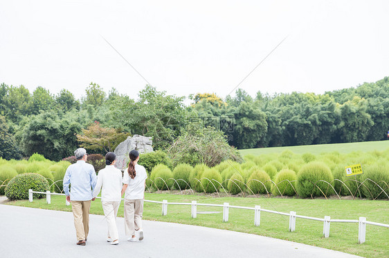 幸福一家人公园散步图片