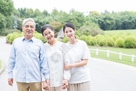 公园女儿陪伴老年夫妻图片