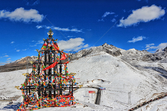 康定白雪皑皑的折多山经幡塔图片