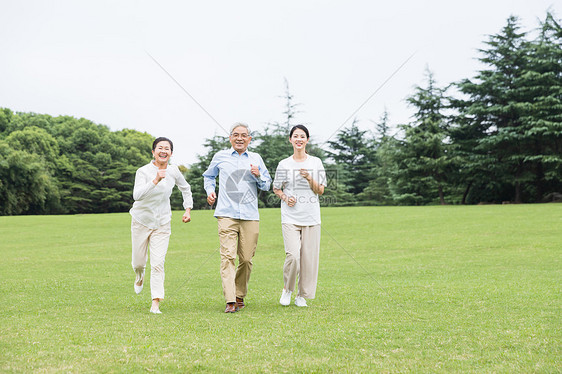 草地上幸福一家人奔跑图片