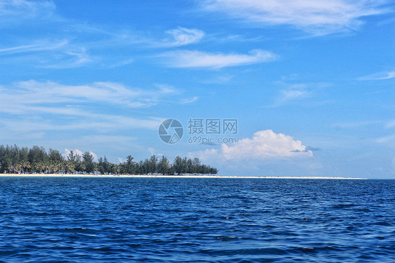 马来西亚碧海蓝天下的美人鱼岛图片