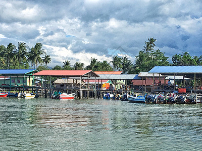 马来西亚出海口的彩色水屋群图片