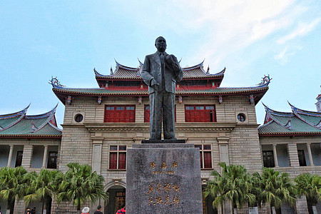 傍晚时分的厦门大学陈嘉庚纪念堂高清图片