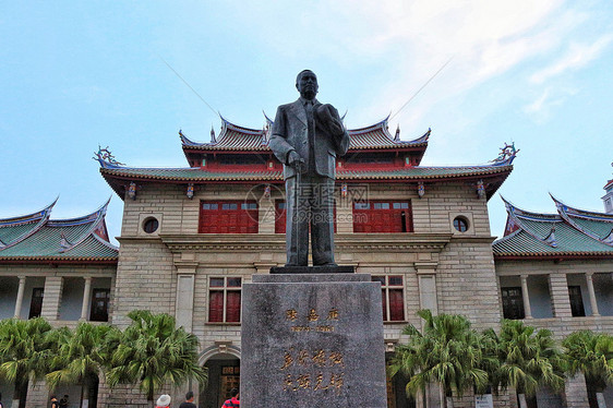 傍晚时分的厦门大学陈嘉庚纪念堂图片