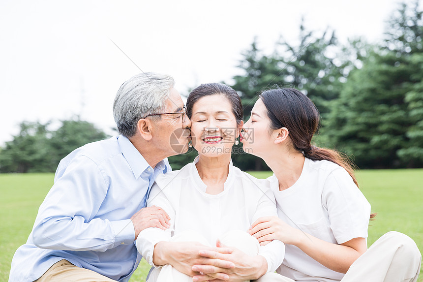 草地上幸福的一家人图片