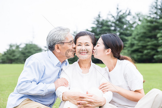 草地上幸福的一家人图片