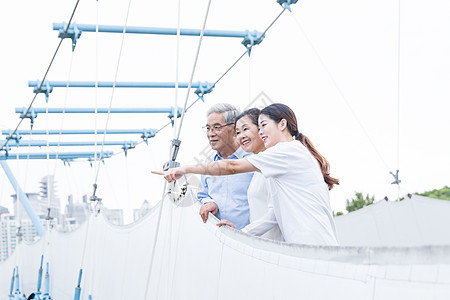 幸福一家人桥上看风景图片