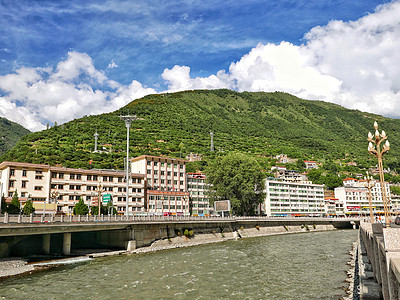 羌族建筑四川阿坝州马尔康初秋的摩梭河畔背景