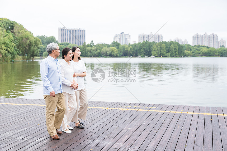 公园老年夫妻和女儿散步图片