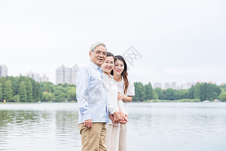 公园里老年夫妻和女儿图片