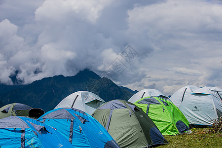 甘孜藏族自治区浮云牧场帐篷房背景