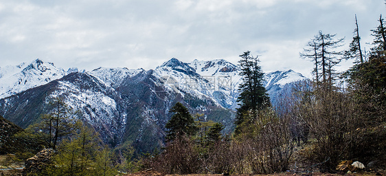 稻城亚丁连绵雪山图片