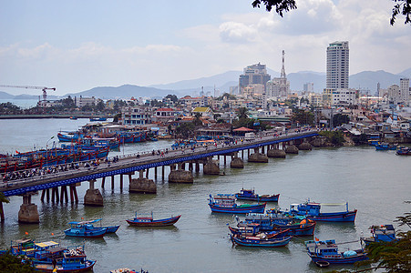 越南芽庄海滨渔船图片