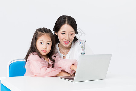 儿童学习辅导妈妈陪伴孩子网络学习背景
