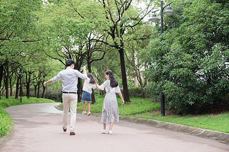 幸福的一家三口一家人一起在公园玩背景