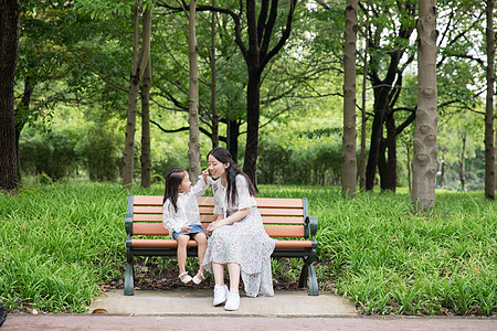 妈妈和女儿在公园玩图片