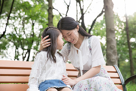 妈妈和女儿在公园玩高清图片