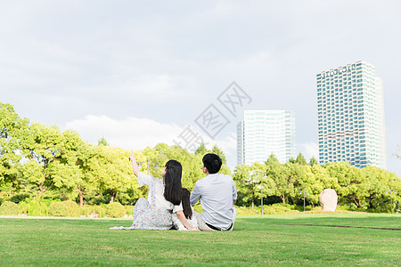 一家人坐在草坪图片