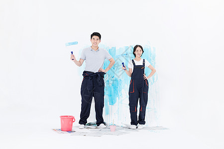 年轻夫妻刷墙装修图片