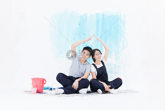 年轻夫妻刷墙装修图片
