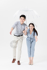 年轻父母打伞接孩子动作图片