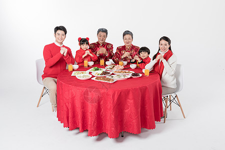 开心吃年夜饭的一家人背景图片
