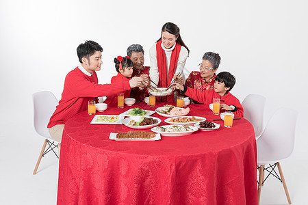 一家人吃年夜饭图片