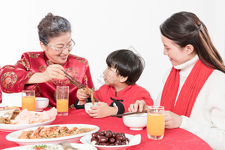 开心吃年夜饭的一家人图片