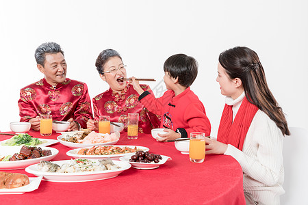 开心吃年夜饭的一家人图片