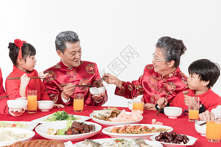 一家人过新年吃年夜饭背景图片