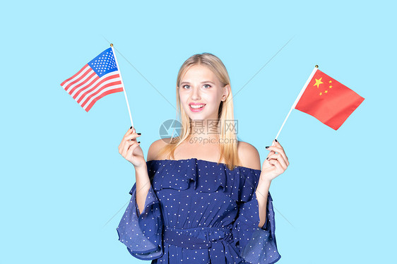 外国美女手拿中国美国国旗图片
