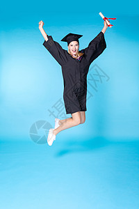 穿毕业装的女生跳跃图片素材