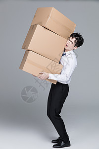 搬箱子的男性图片