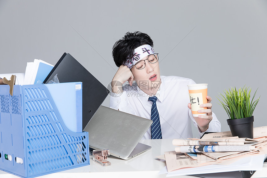 工作压力大疲惫不堪的男青年图片