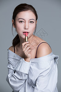 美女拿口红展示背景图片