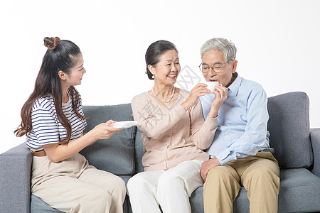 女儿陪伴父母图片