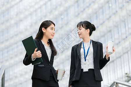 上班路上的商务美女图片