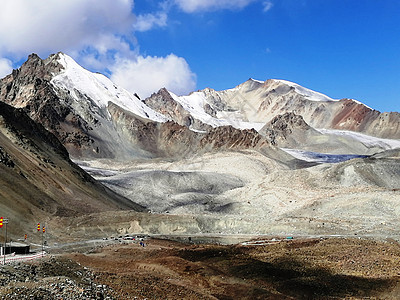 大美新疆独库公路上的山脉冰川背景图片