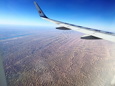 大美新疆飞机掠过沙漠图片