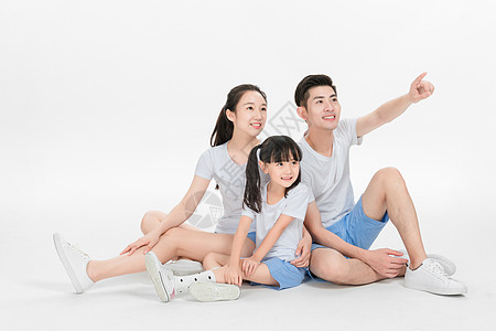 坐在地上的幸福一家人图片