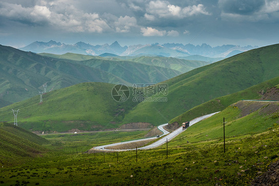 高原藏区山间公路图片