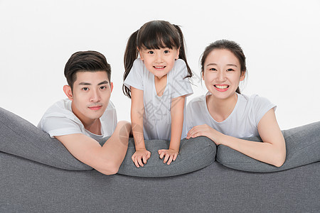 坐在沙发上的快乐一家人图片