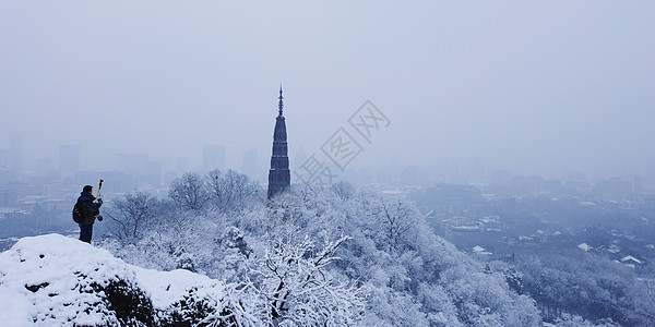 游客拍西湖雪景背景图片