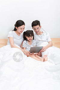 一家人躺在床上看电影图片