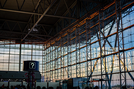 天津机场夕阳余晖：机场内透明玻璃外墙的美丽景色图片