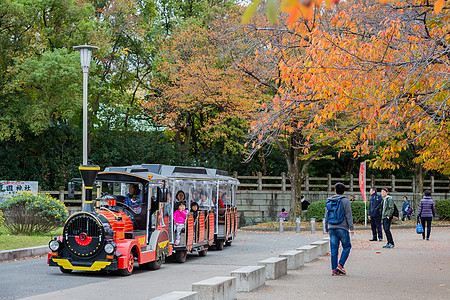 日本大阪城公园秋景小火车背景