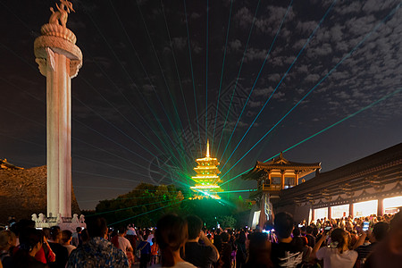 皇宫夜景湖北襄阳唐城内看灯光秀演出的人群背景