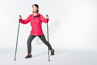 远足女性用登山杖热身图片